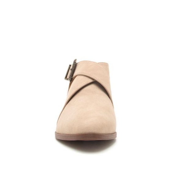 Buckled Cross-strap Flats! Size 6 - Picture 4 of 4